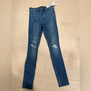 NWT! Abercrombie and Fitch high-rise jean legging in medium wash